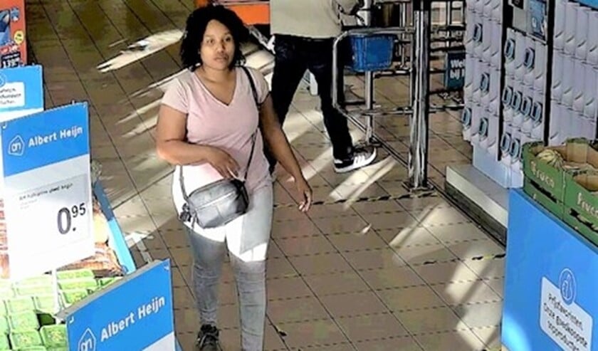 <p>Camerabeelden van de vrouw die geld pint met de bankpas van de 70-jarige Voorburger (foto: Politie.nl).</p>