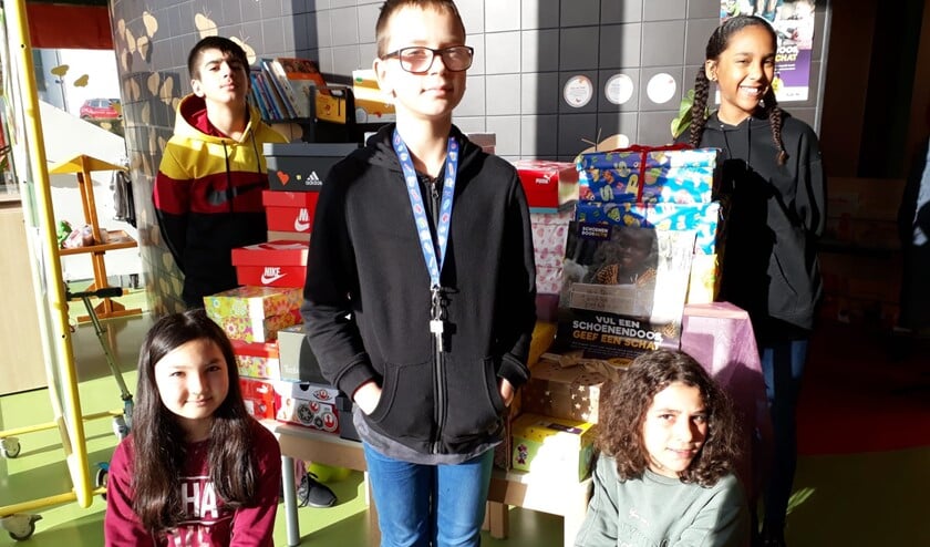Kinderen van de Jacobsvlinder vullen schoenendozen voor kinderen in arme landen.