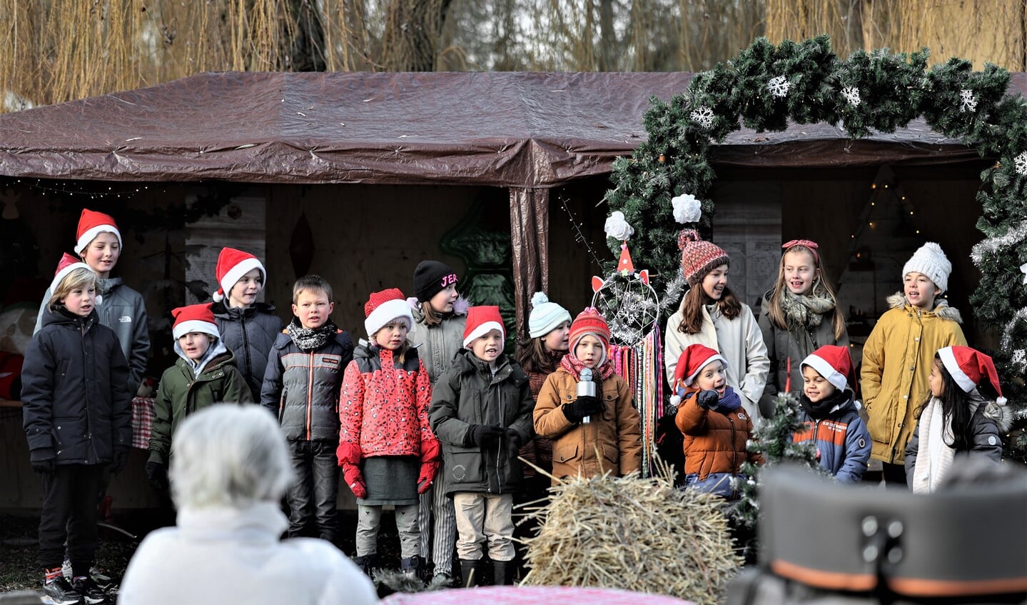 De zingende kinderen in het 'Winterwonderland' bij WZH Prinsenhof (foto: Lotte Geelen).