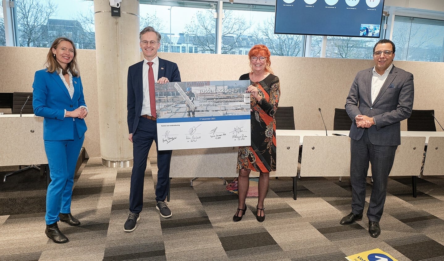 Voor de bouw van nieuwe huizen is er een contract ondertekend in het Proviciehuis Den Haag