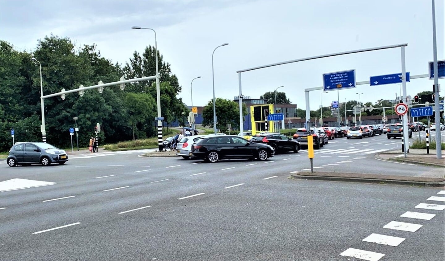 Drukte op het kruispunt Heuvelweg bij de Westfield Mall of the Netherlands (foto: gemeente LV).