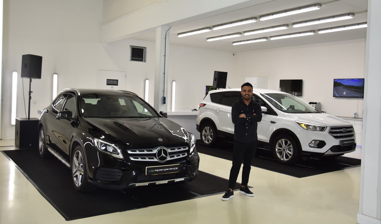 Eigenaar Ritez met links de auto van Michel Verhoeven.