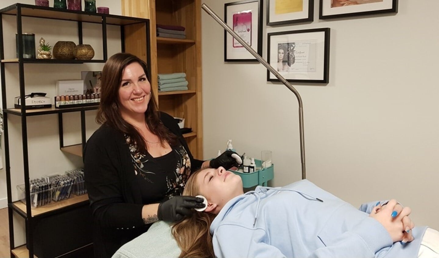Rachel is erg blij met haar spiksplinternieuwe salon Onami in de Dorpsstraat 2a.