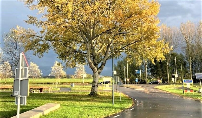 Het wel voltooide beginstuk van de Veenpoldersweg in Stompwijk (foto: Ruud Vurens).