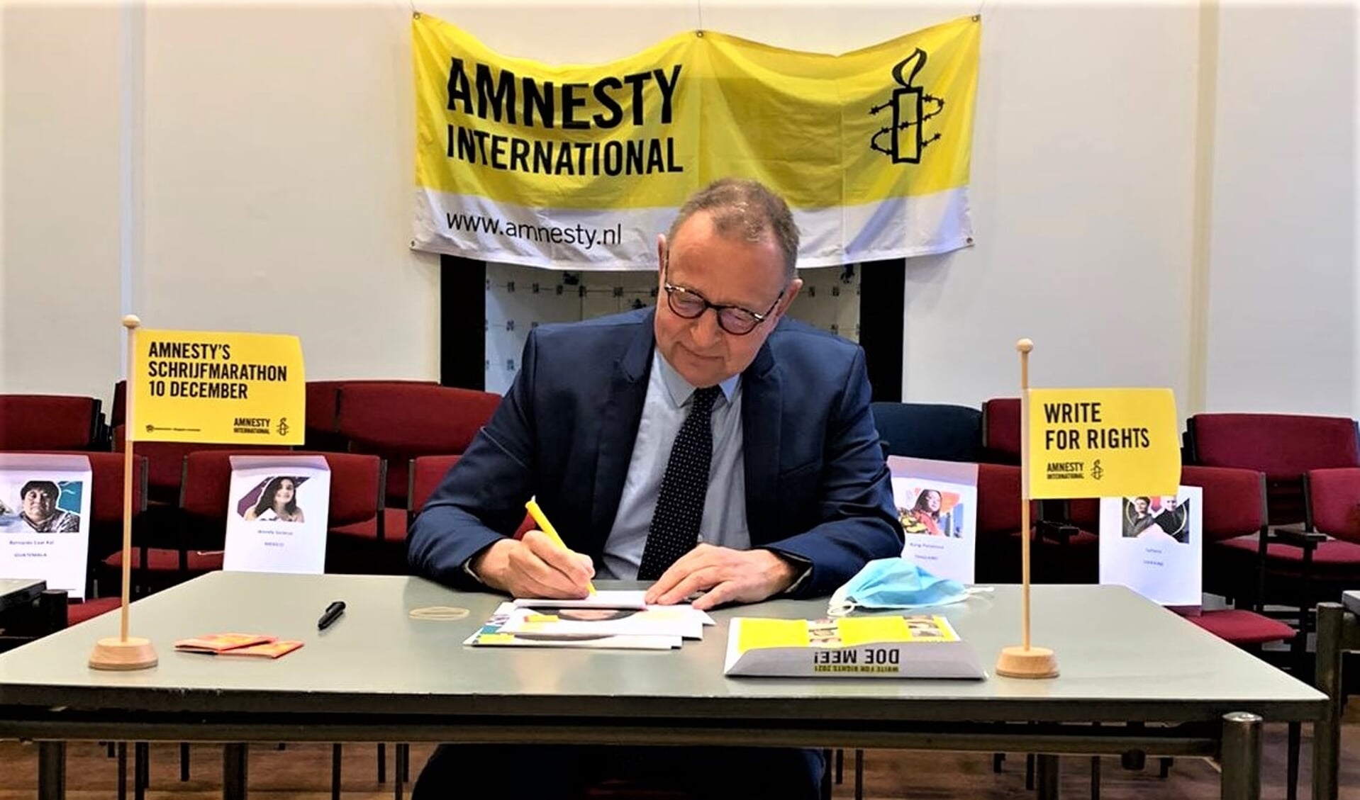 Burgemeester Jules Bijl ondertekent een brief bij Amnesty International in het kader van Write for Rights (archieffoto).