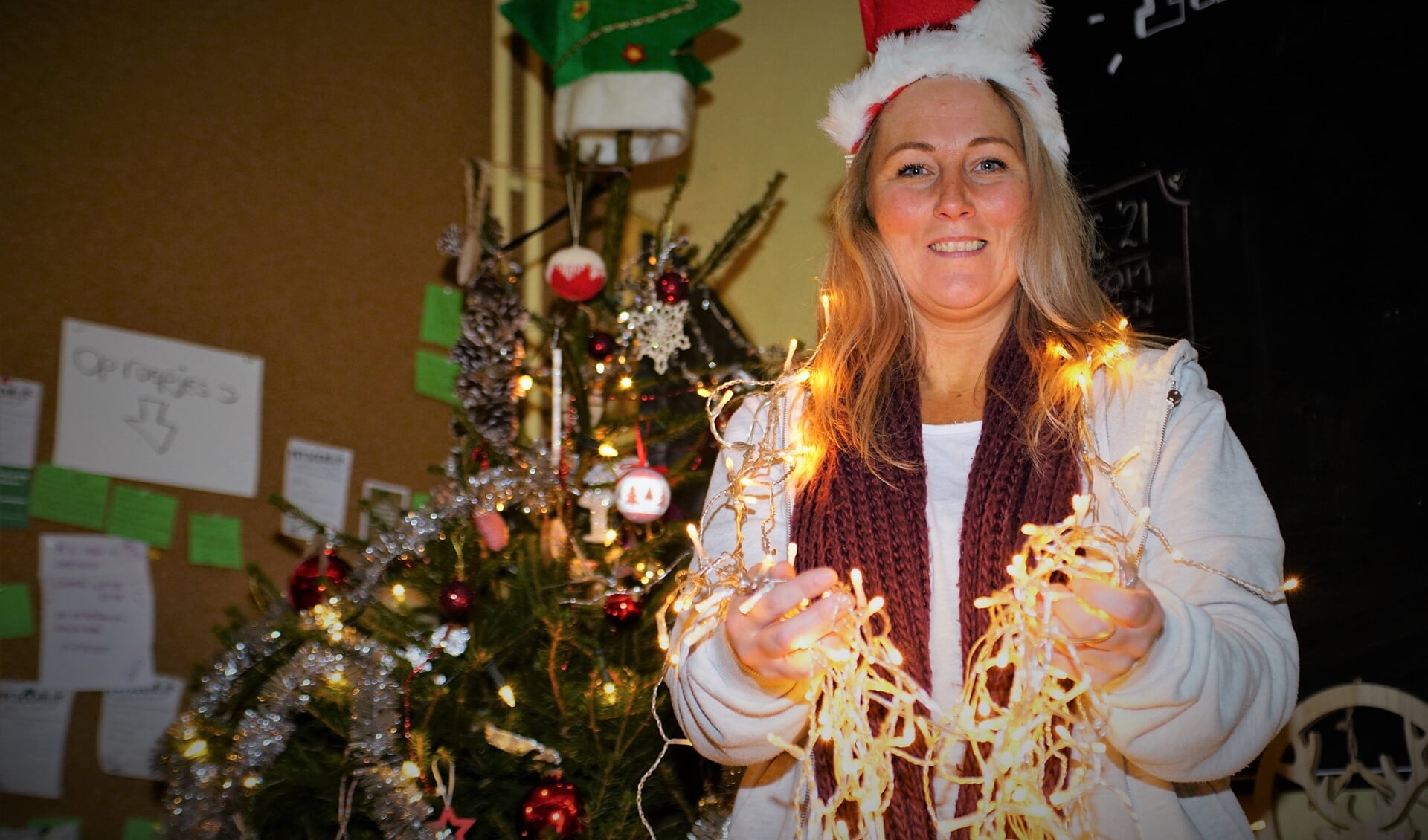 Anita Van der Voort en haar team willen eenzame mensen een echt kerstgevoel bezorgen. 