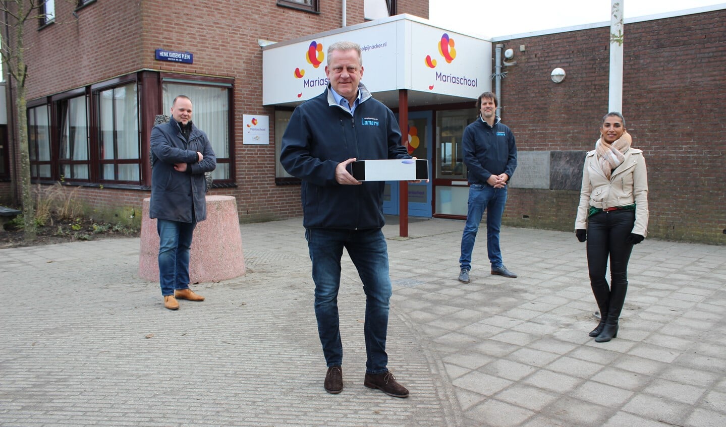 Schooldirecteur Michael van Baarle, accountmanager Marcel Platje en salesmanager Sander Lamers van Lamers Reinigingstechniek en raadslid Nita Graafland van Eerlijk Alternatief zijn enthousiast over de pilot.