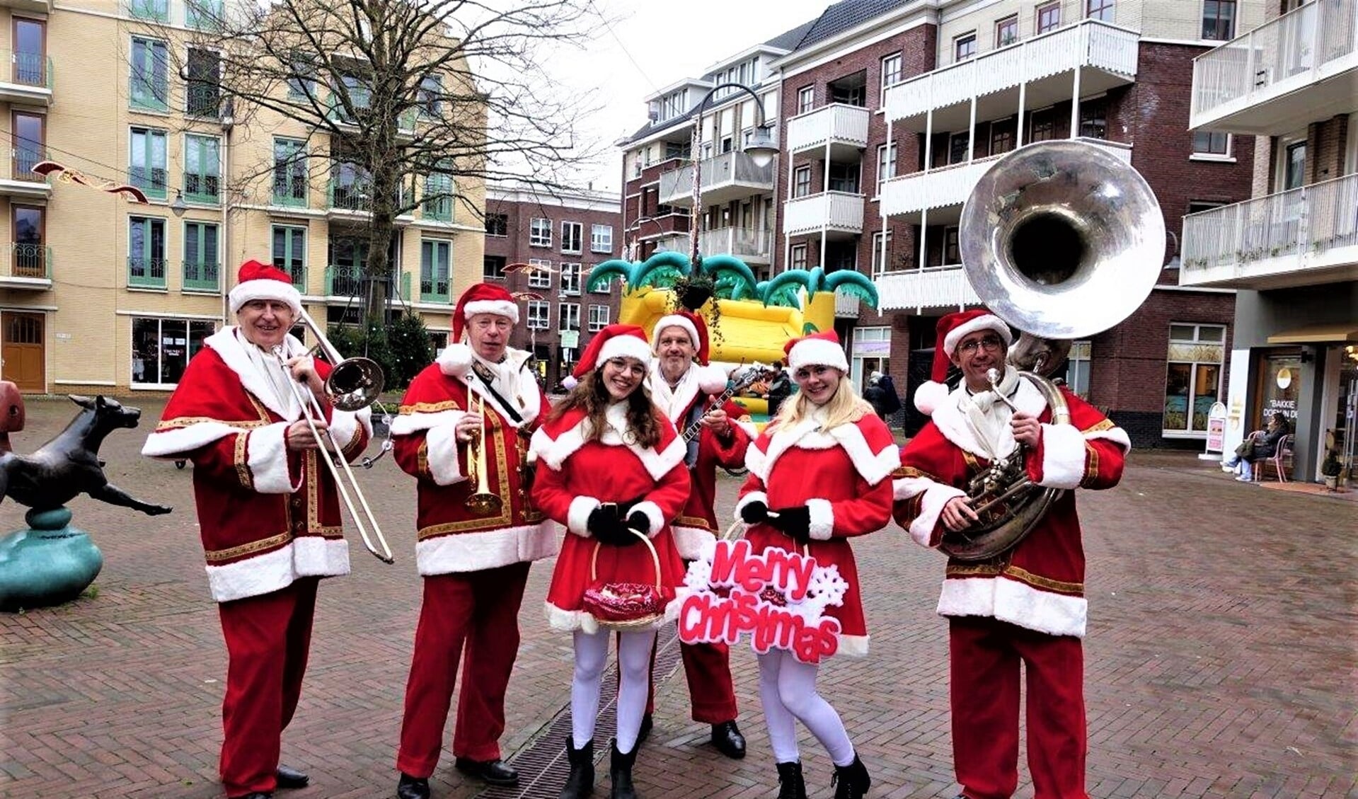 Kerstmannenorkest en kerstvrouwen zorgden zaterdag voor nog wat kerstsfeer in Leidschendam Centrum (foto: Ap de Heus). 