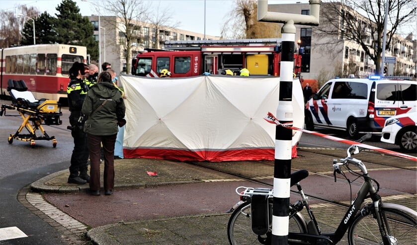 Ondanks alle hulp na dat de Voorburger was aangereden door de tram, overleefde hij dit niet (foto: Rene Hendriks R15).