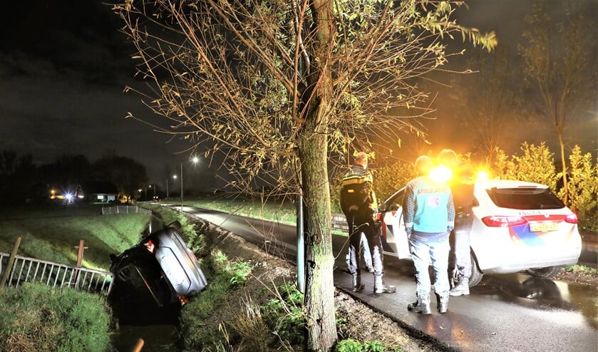 De auto in het slootje naast de Ondermeerweg in Stompwijk I(foto: Sesbastiaan Barel).