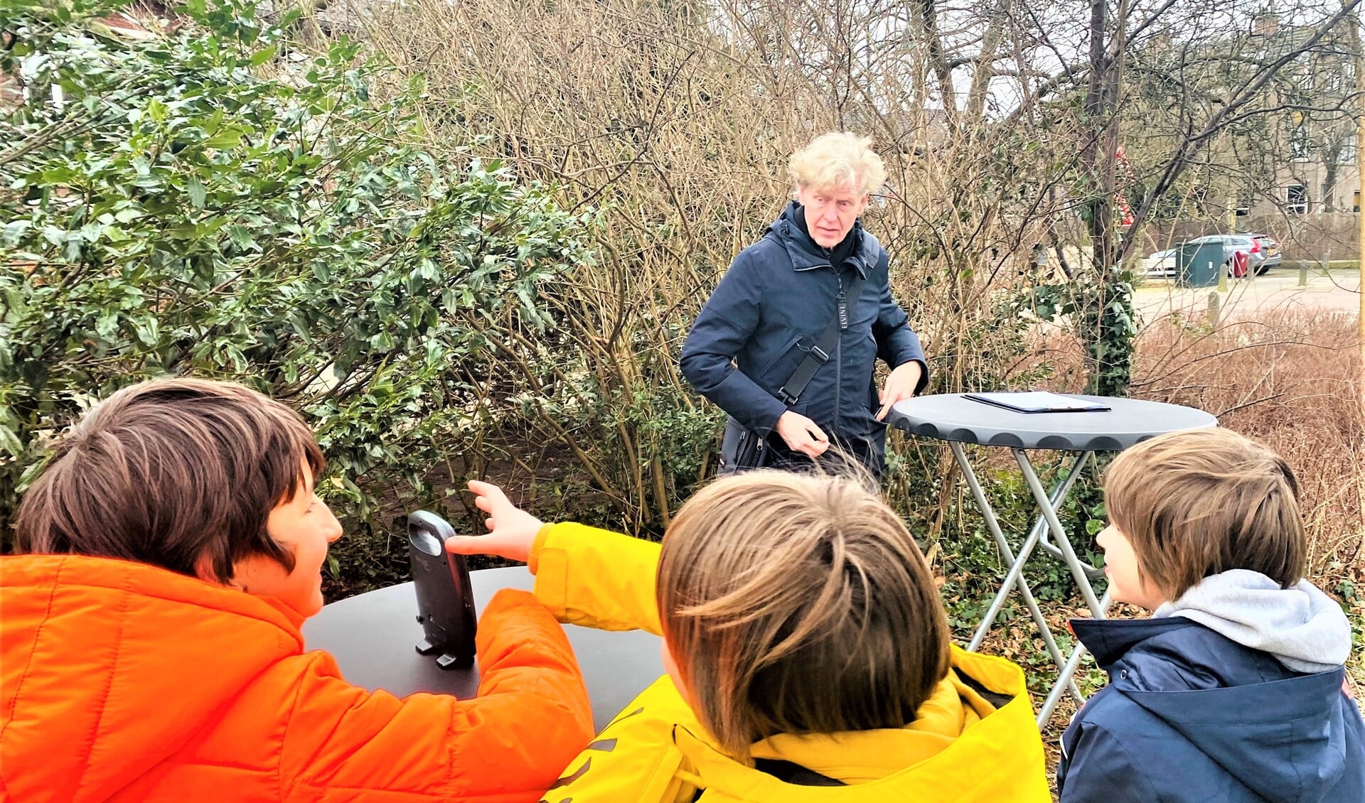 De tieners gaven tijdens een speeddate, op anderhalve meter afstand, antwoord op de vragen van de speeltuinarchitect. (foto: pr).