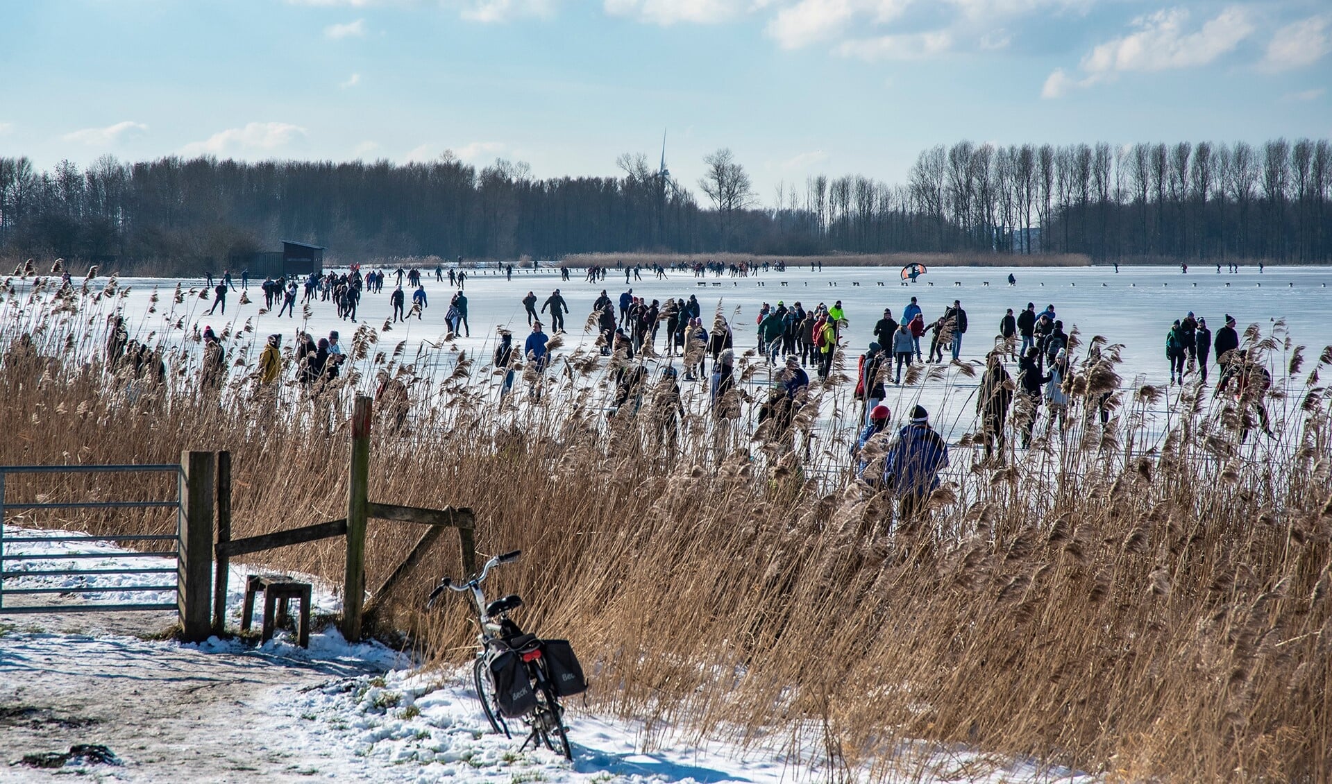 Druk met schaatsers op de Vogelplas aan de Oostvlietweg, nabij Vlietland (foto: Michel Groen). 