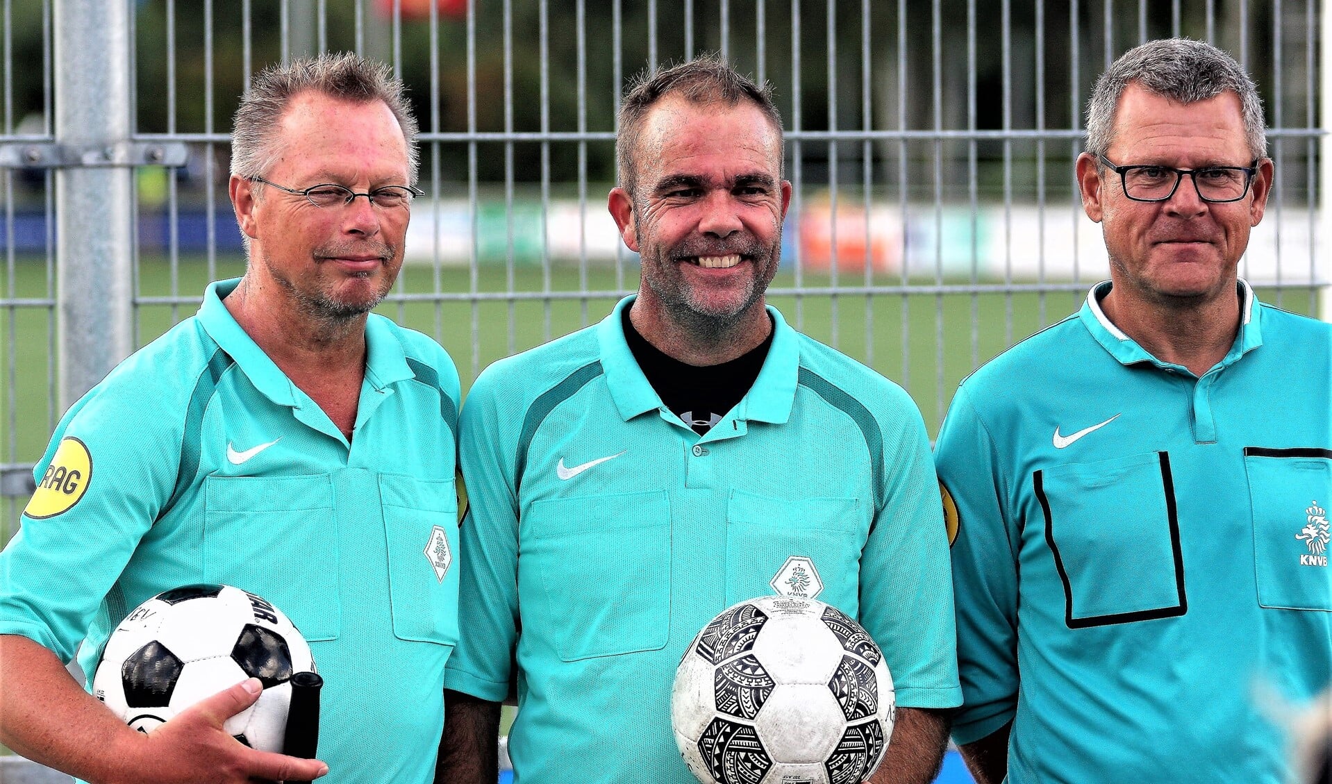 Tjaard de Vries, arbiter John Peeters en Evert Wagter (Wilhelmus) bij een oefenwedstrijd van RKAVV (foto: AW).