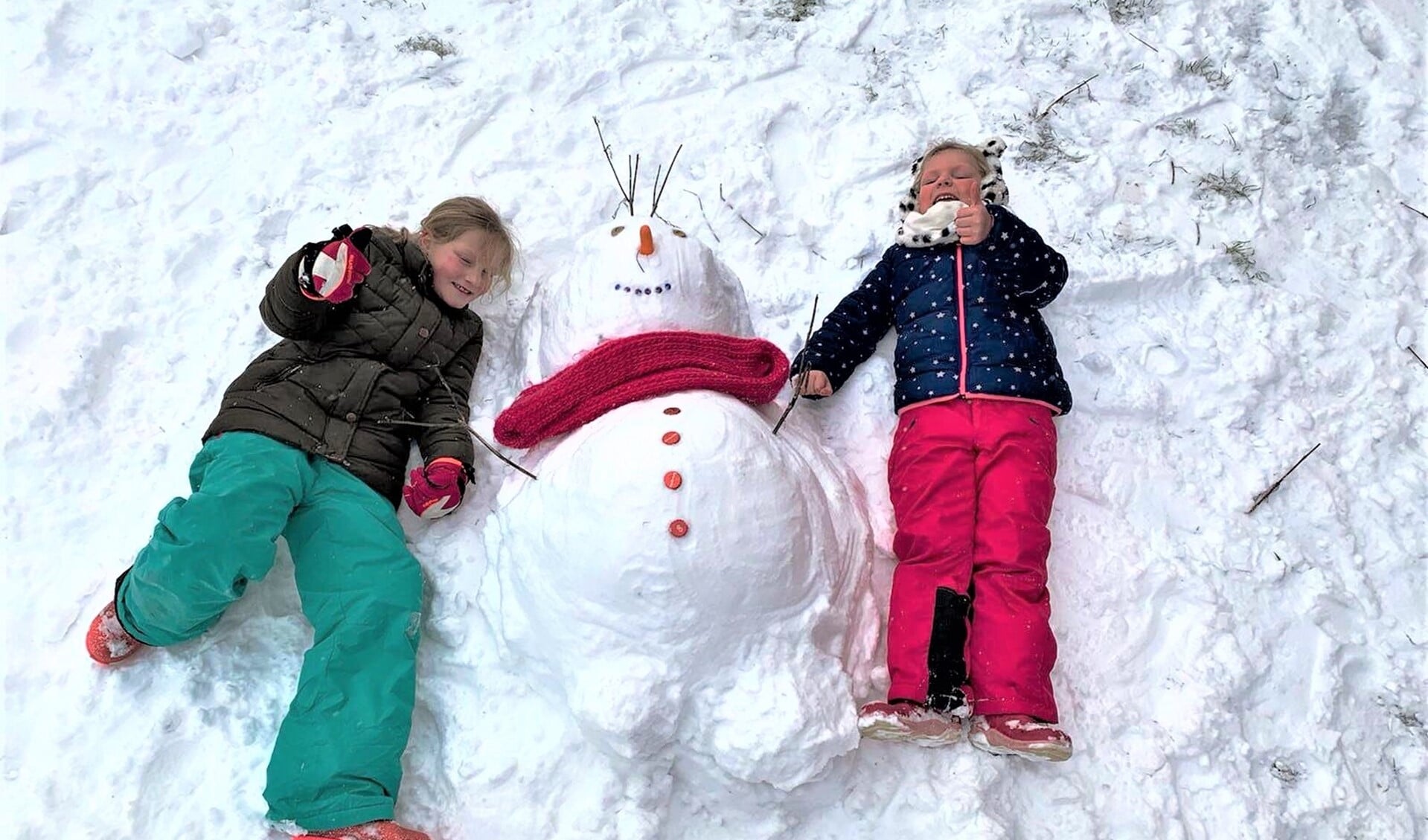 Enthousiaste kinderen doken meteen in de sneeuw en genoten ervan weer samen met hun vriendjes te kunnen spelen.