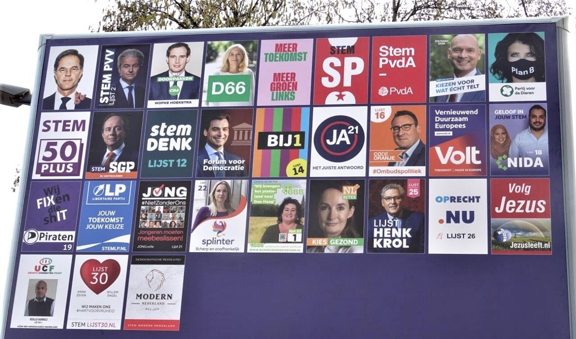 De gemeente heeft wel haar eigen verkiezingsborden geplaatst binnen de gemeente (foto: Ap de Heus).