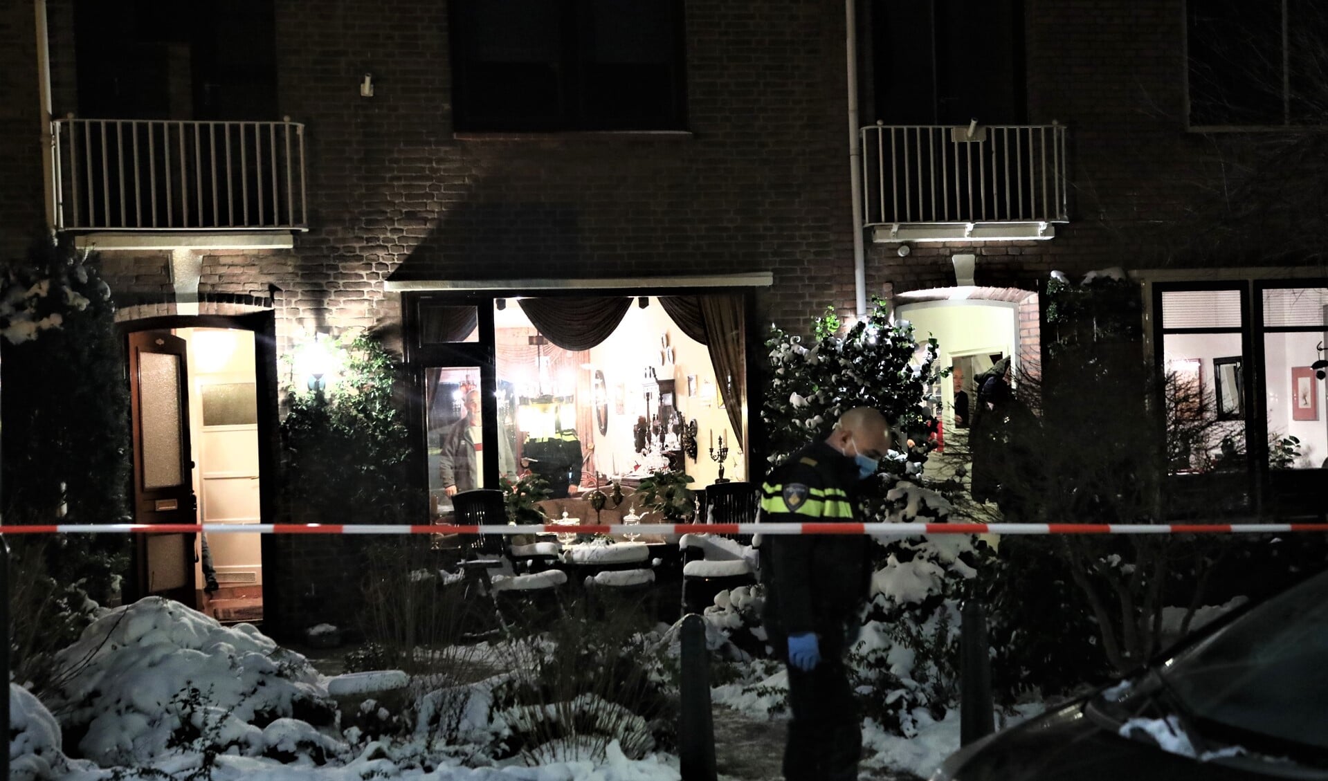 De politie zette bij de woning aan de Vlietweg een plaats delict af (foto: Herman van der Woude).