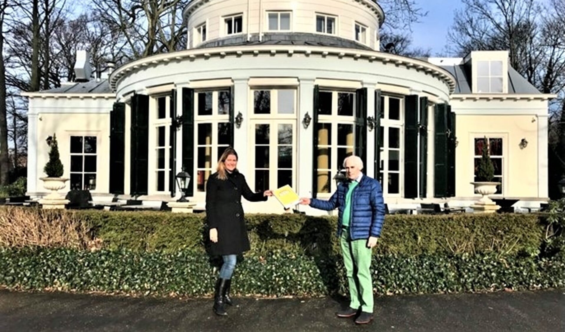 Joost Heuvelink van stichting Mooi Voorburg ontvangt het Compliment voor het Monument uit handen van Anne-Marie van Brecht van het monumententeam van de provincie Zuid-Holland (foto: pr).