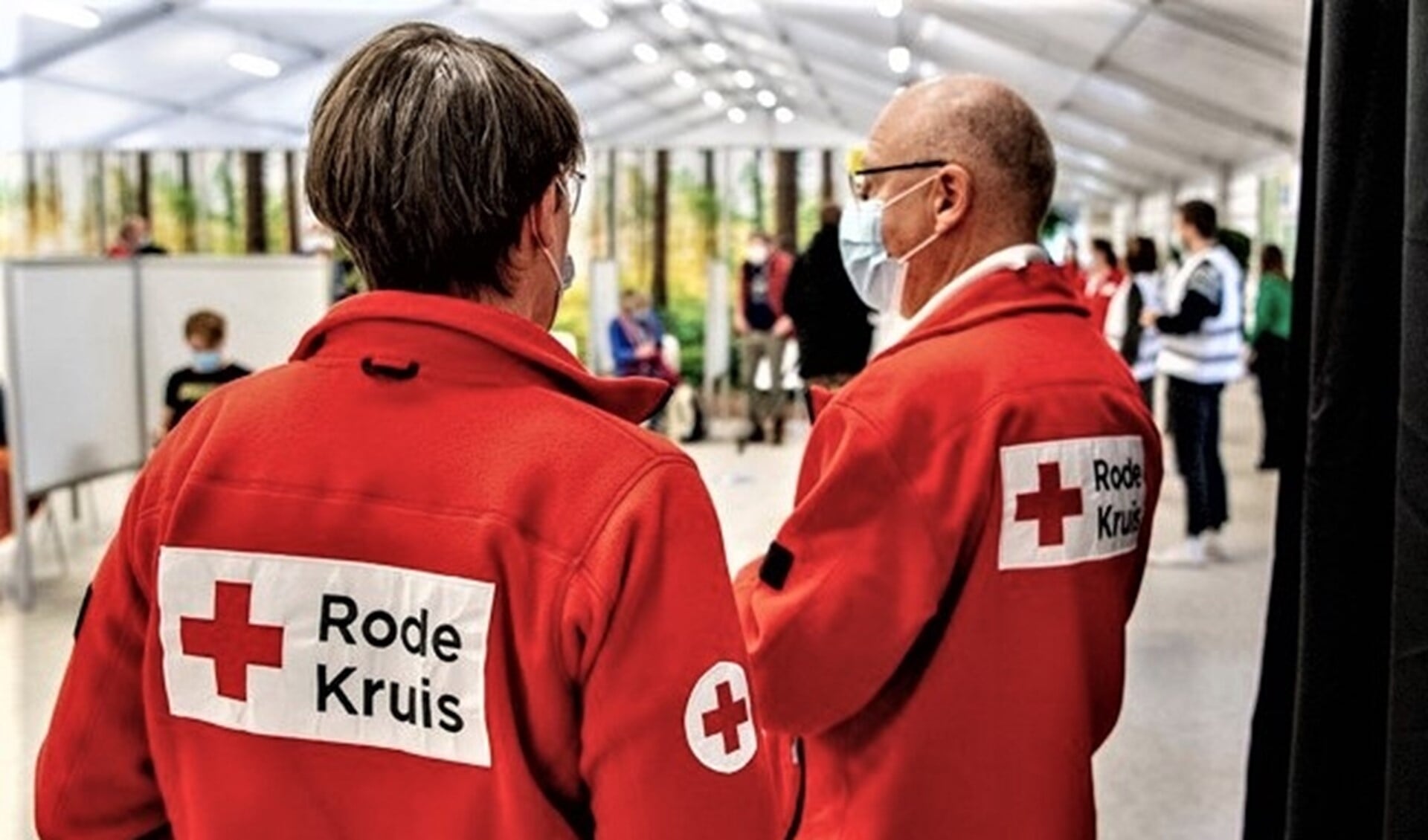 Vrijwilligers van Rode Kruis Lv actief bij de vaccinatielocatie (foto: pr).