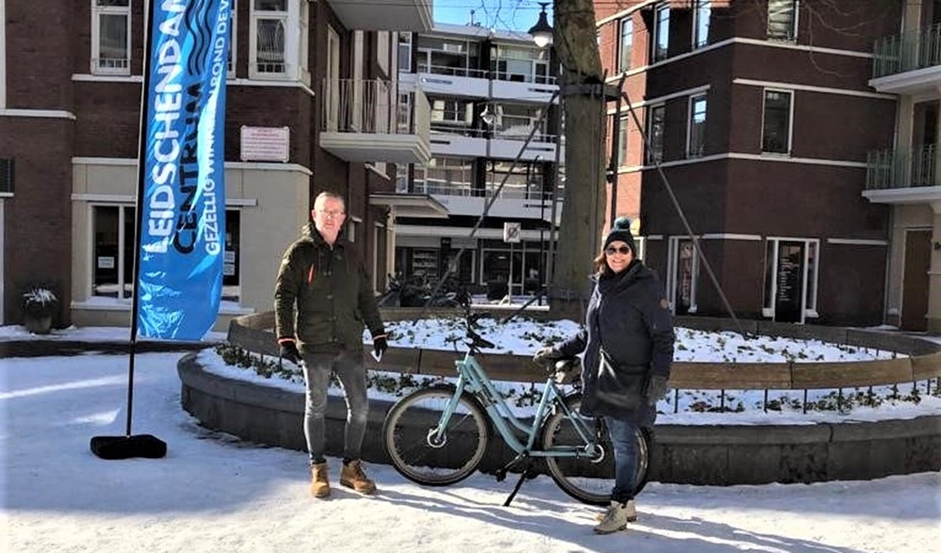 Alfred van Kesteren van (Stichting Promotie Leidschendam Centrum) mocht de prijzen uitreiken, waaronder een elektrische fiets (foto: pr). 