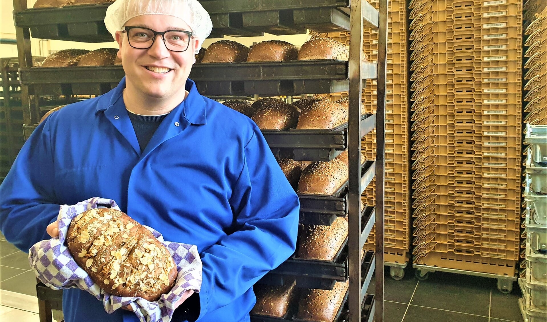 Richard Remmerswaal toont in de bakkerij een Kenia brood (foto: pr).
