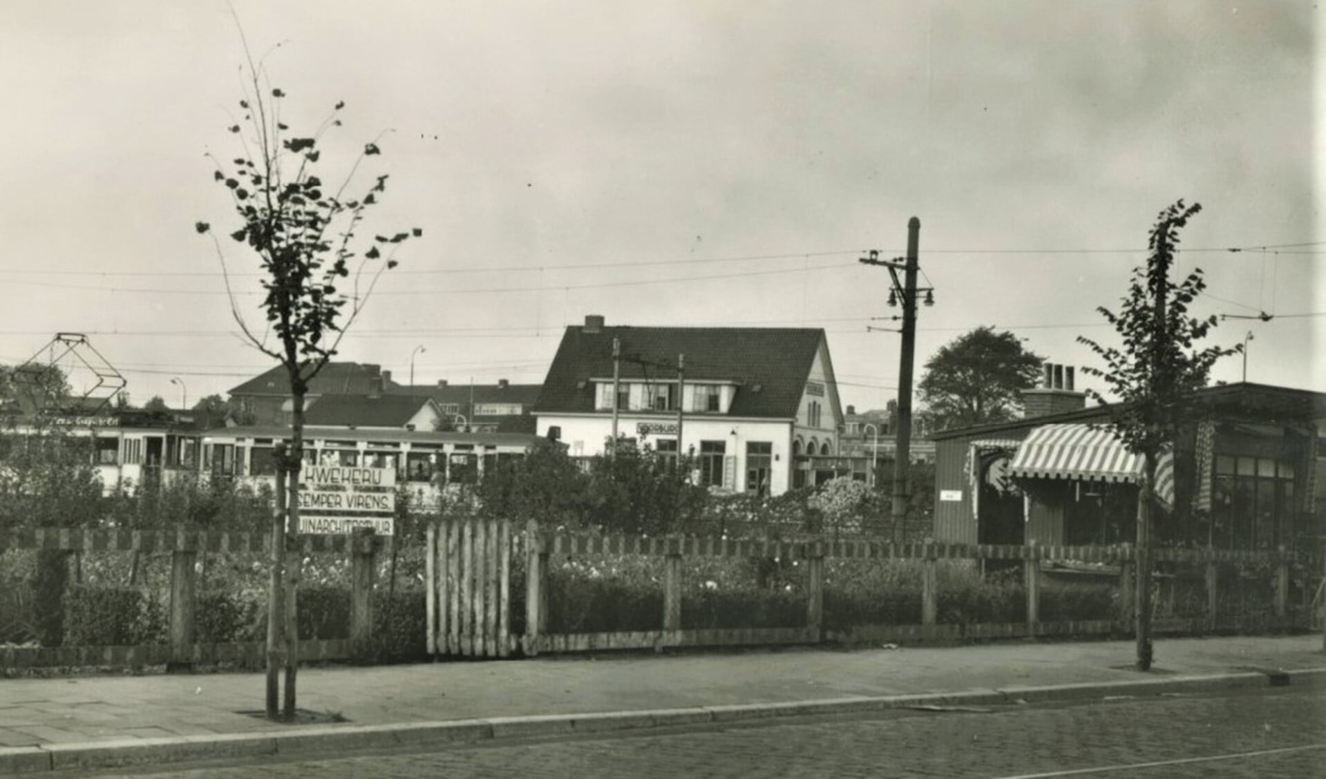  Voorburgs station aan het Westeinde met eindpunt lijn 10, circa 1950 (archief F.v.d. Helm).