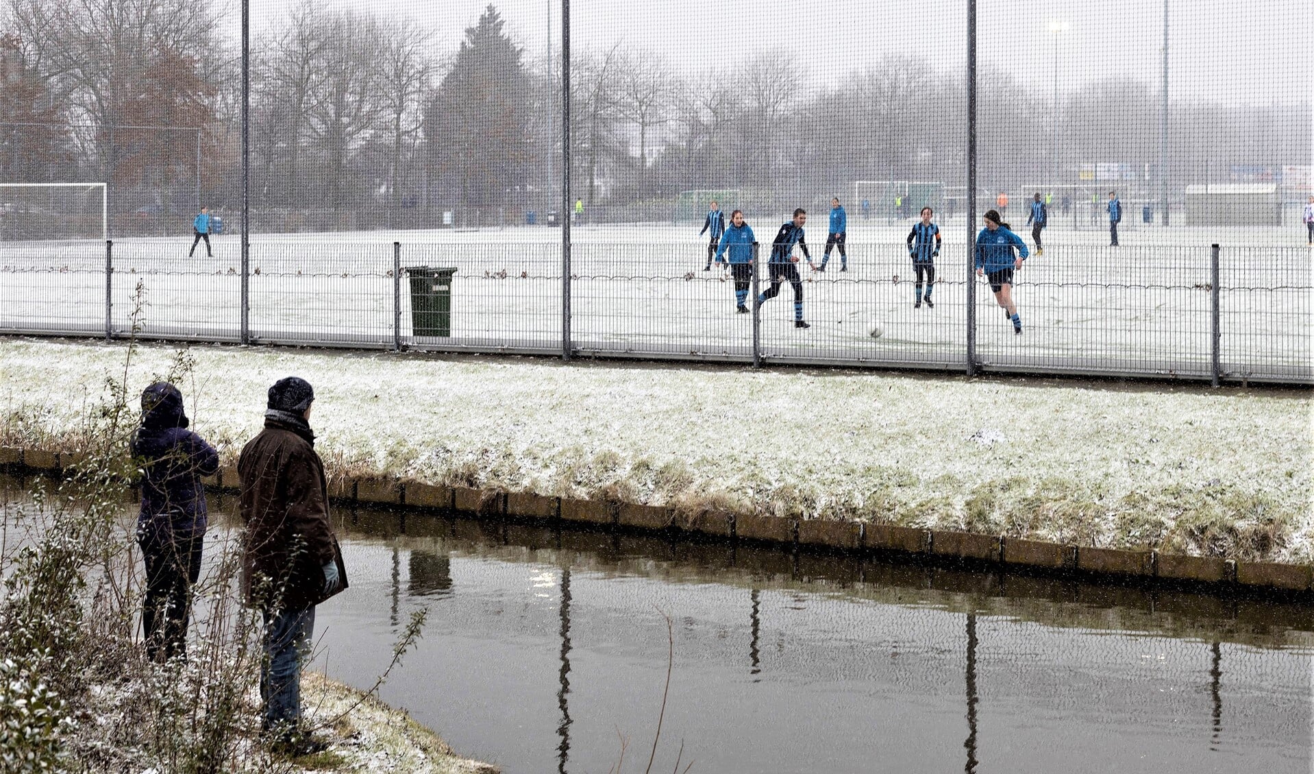 Geen publiek bij een voetbalwedstrijd, maar toch kijken vanaf de overkant van de sloot (foto: Hilbert Krane).