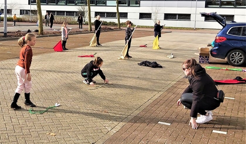 Trinity traint sinds een paar weken buiten op de parkeerplaats van sporthal de Fluit in Leidschendam (foto: pr).
