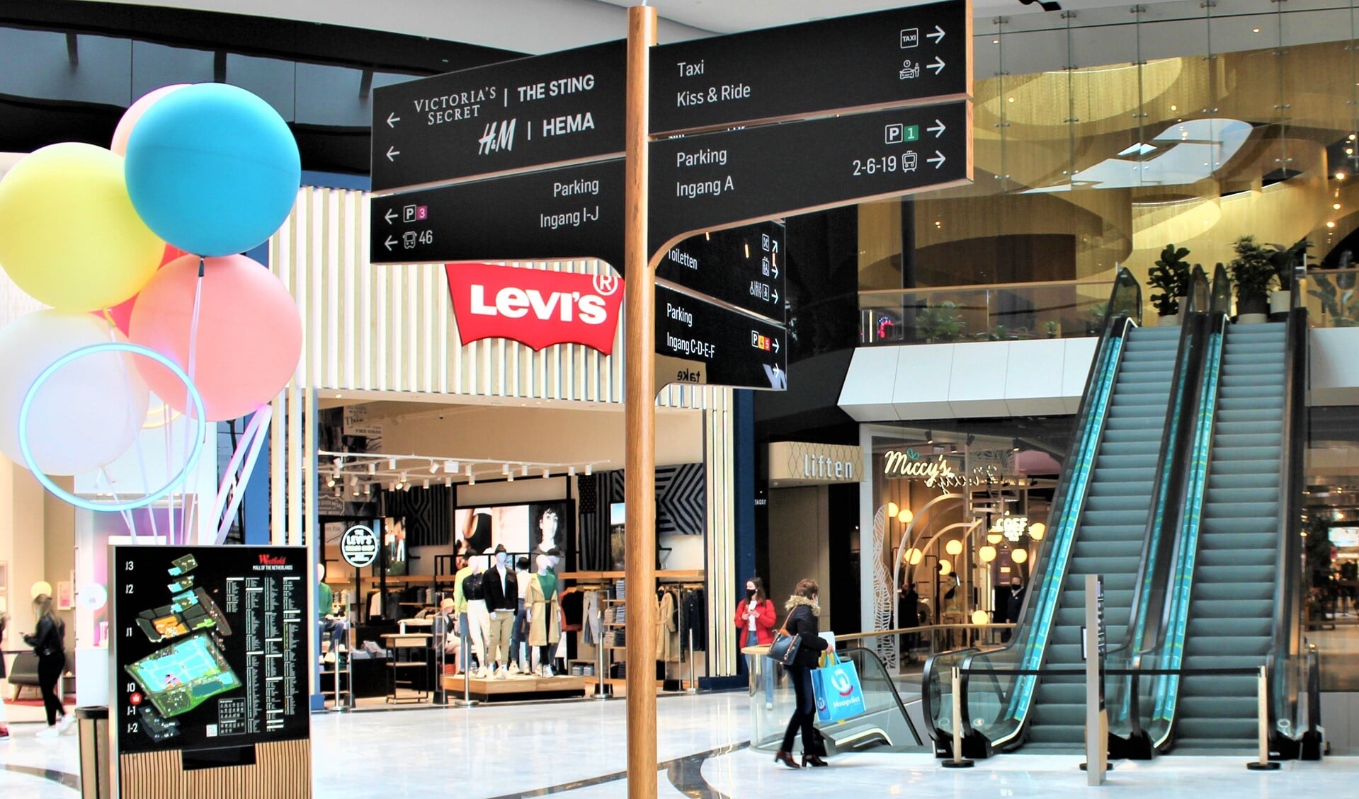 De VVD wil in de Westfield Mall graag verwijzingsborden en/of andere manieren om lokale bezienswaardigheden onder de aandacht te brengen (foto: Joni Israel).