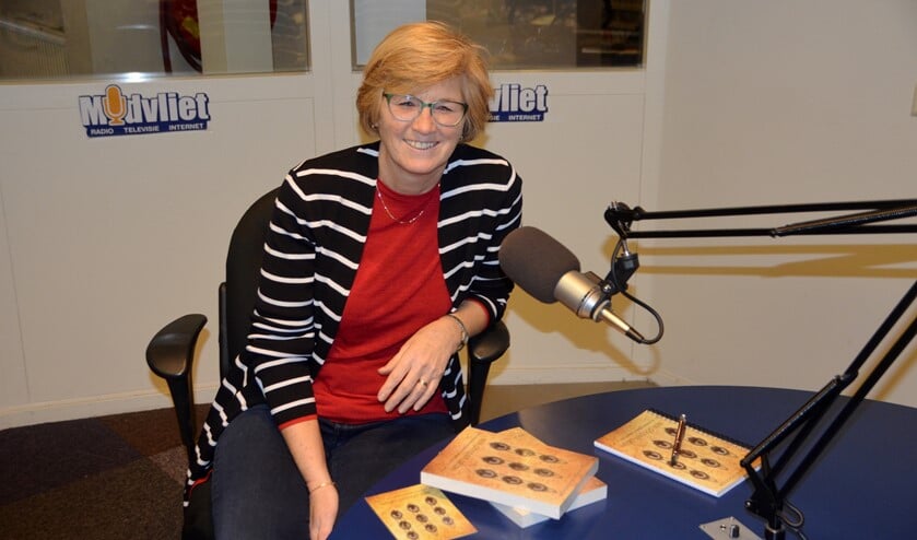 De Voorburgse schrijfster Jolanda Zuydgeest in de studio bij Midvliet (foto: pr).
