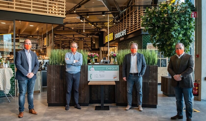 <p>Jeroen de Gier, CFO Ton van Veen van de Jumbo, professor Casper van Eijck en geheel rechts Dick Advocaat (foto: Michel Groen).</p>