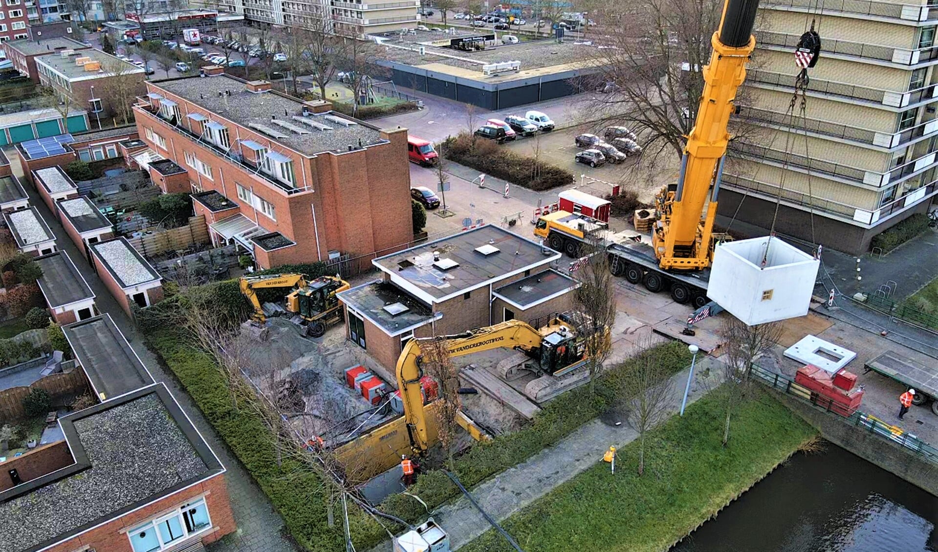 De plaatsing van de nieuwe put aan de Strabolaan in Voorburg met een grote kraan door aannemer Van der Krogt (foto: pr).