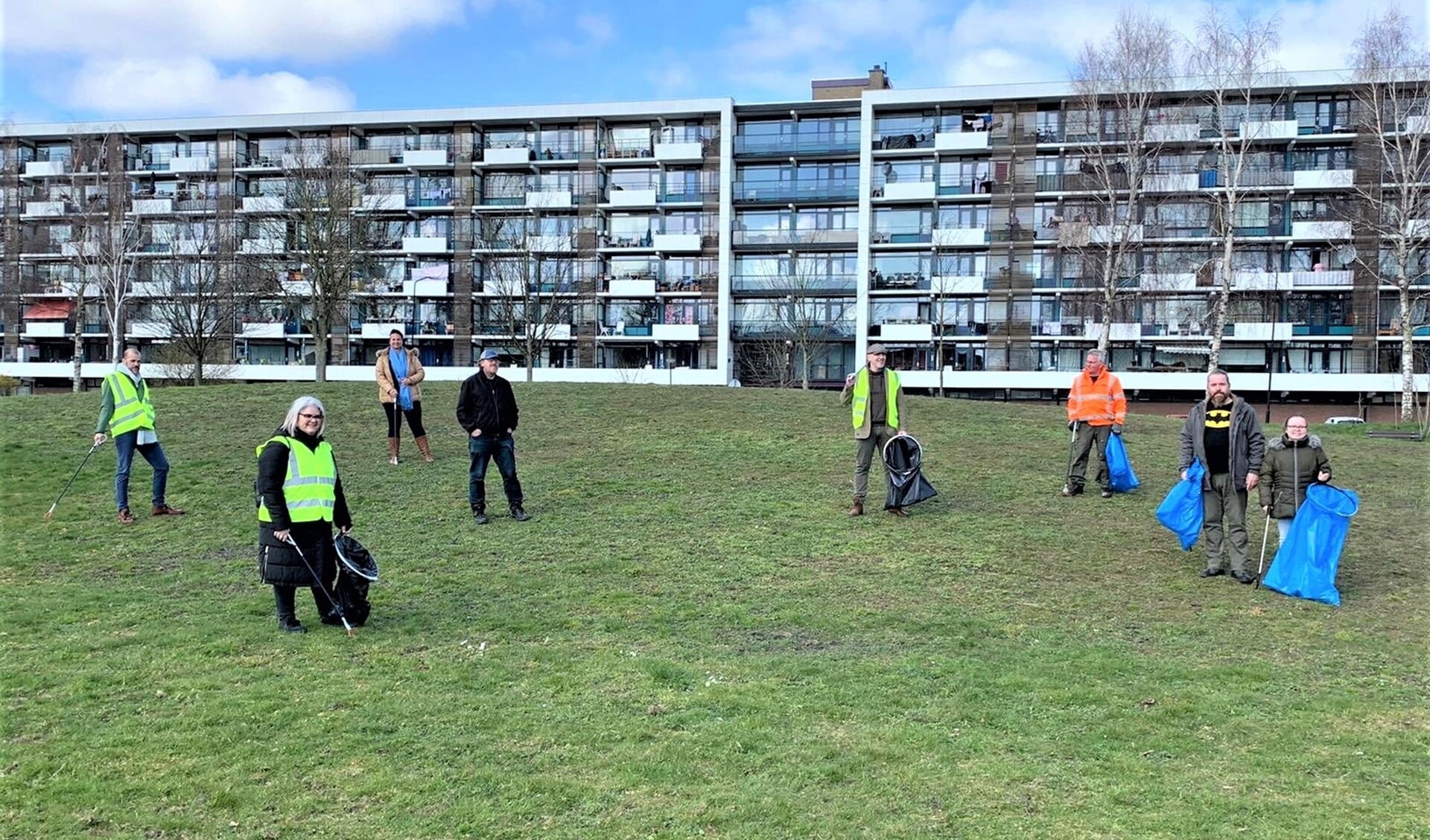 Vrijwilligers op gepaste afstand bezig in de wijk De Prinsenhof in Leidschendam (foto: pr).