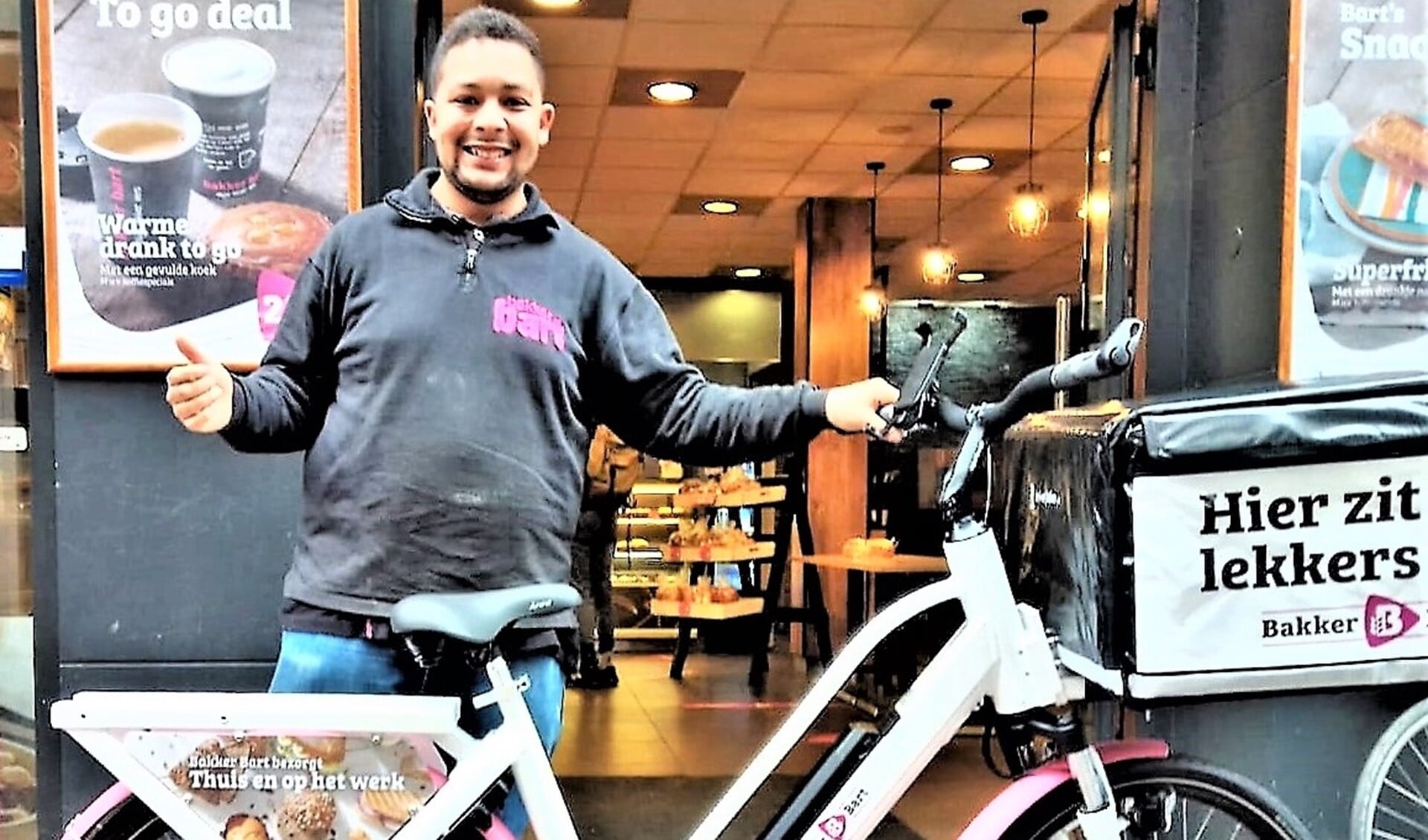 Aanmoedigingsprijs Onbeperkte Topper Sport winnaar Angelo Smit is fietskoerier bij Bakker Bart in Den Haag-Centrum (foto: AW).