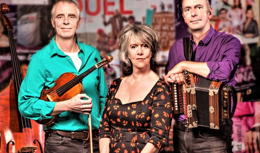 Marjolein Meijers, hier met haar twee vaste muzikanten de broers Walter en Onno Kuipers, weet het publiek te raken met teksten over liefde, vriendschap en afscheid (foto: pr).