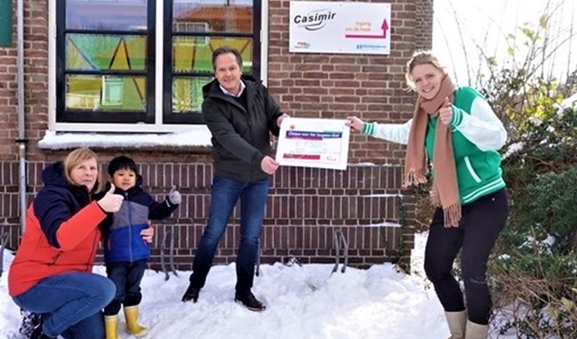 In februari kon directeur Ronald van Leeuwen een cheque van 750 euro overhandigen aan Judith van stichting Het Vergeten Kind (foto: pr). 