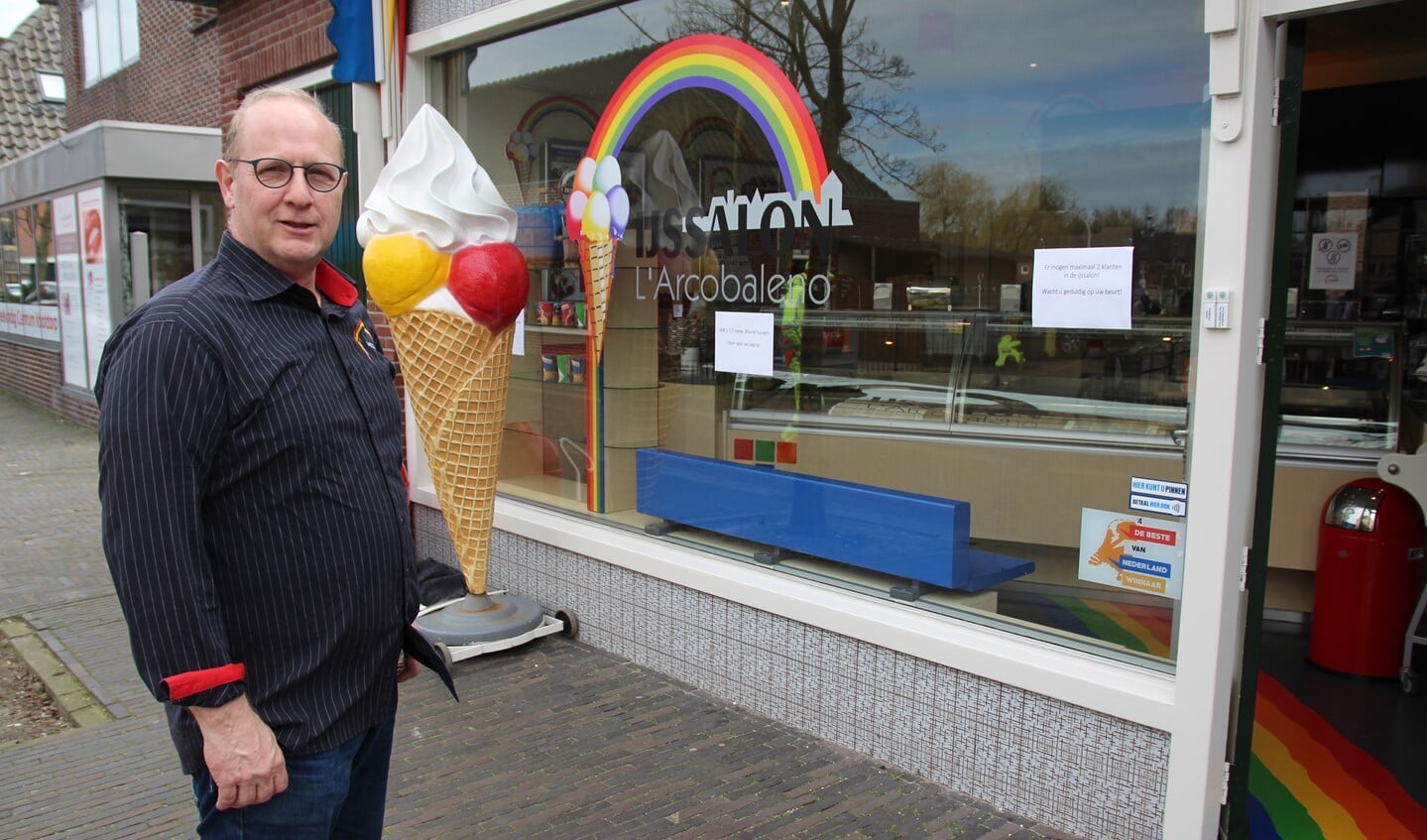 Waar nodig steunt de gemeente ondernemers. John Vonk van de ijssalon in de Dorpsstraat in Nootdorp redt zich wel. IJs is heerlijk ‘troostvoer’ in barre tijden!
