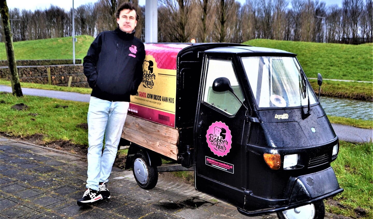 Jurgen Schilperoort brengt zijn bestellingen rond in een grote versie van deze mini bestelbus (foto: Inge Koot).