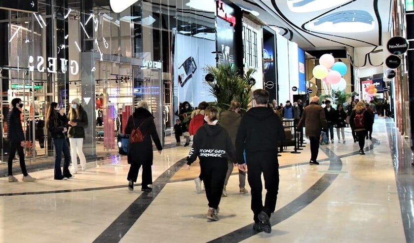 Drukte in de Westfield Mall (foto: Ap de Heus).