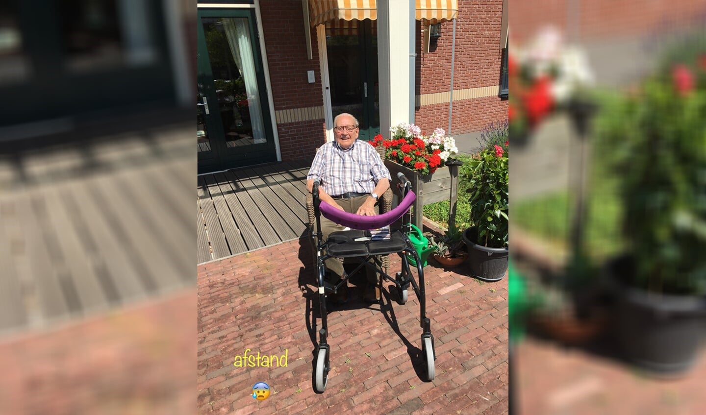 Dokter Martin Pardoel in coronatijd. Op afstand kreeg hij regelmatig familie op bezoek. Een van de laatste foto's van Martin in het zonnetje.