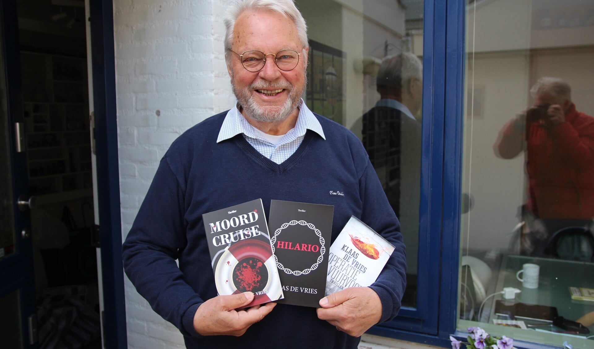 Klaas de Vries met zijn drie boeken. Wie boek 2 en 3 koopt bij Van Atten, krijgt boek 1 er gratis bij!