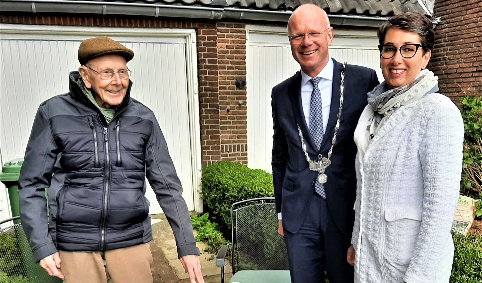 De 100-jarige Huub van der Heiden werd door de burgemeester en zijn echtgenote bezocht met een mooie bos bloemen. In zijn tuin op de Dr. Beguinlaan praatte Huub nog honderd uit (foto: Irma Nieuwenhuis).