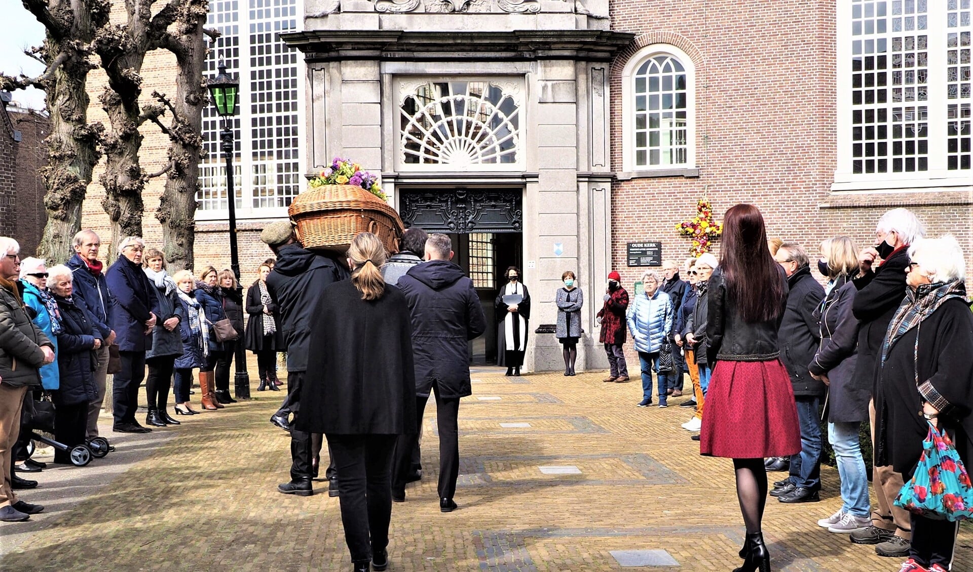 Frans Kokshoorn wordt door collega-kunstenaars de Oude Kerk binnengedragen (foto: Jos Tigges).