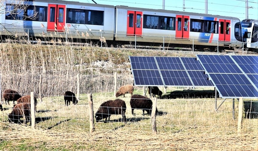 Zonnepanelen langs het spoor (foto: gemeente LV).