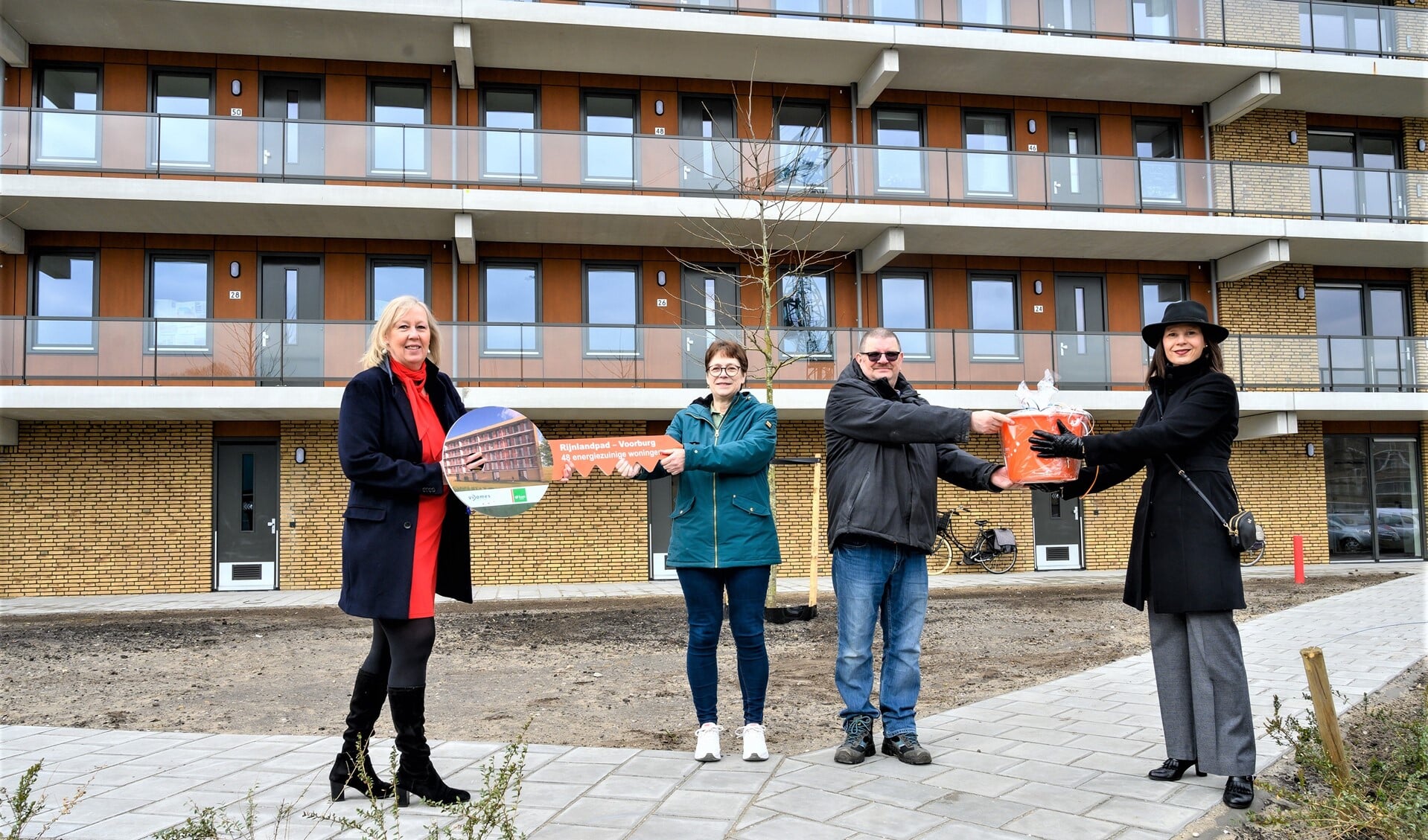 Symbolisch overhandigden wethouder Astrid van Eekelen en Vidomes bestuurder Daphne Braal de eerste sleutel aan de bewoners (foto: Rene Verleg/Vidomes).