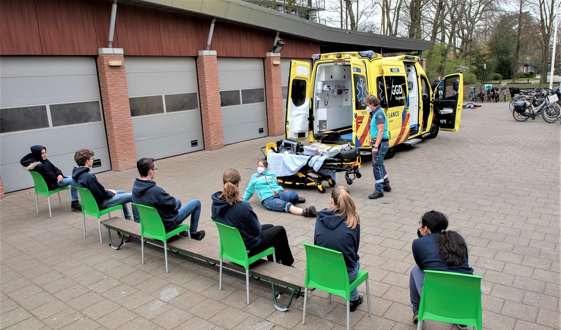 Twee IC-verpleegkundigen kwamen met de ambulance naar clubgebouw de Vliethof (foto: Michel Groen).  