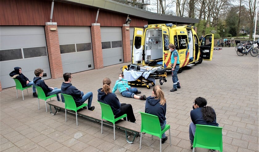 Twee IC-verpleegkundigen kwamen met de ambulance naar clubgebouw de Vliethof (foto: Michel Groen).
