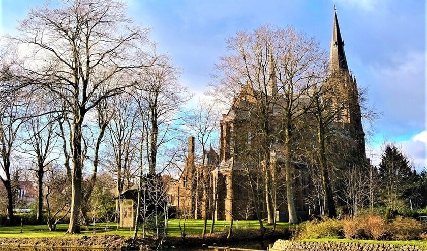 <p>St.Martinuskerk aan het Oosteinde te Voorburg, gezien vanaf de overkant van de Vliet (foto: Rob Weekhout).</p>