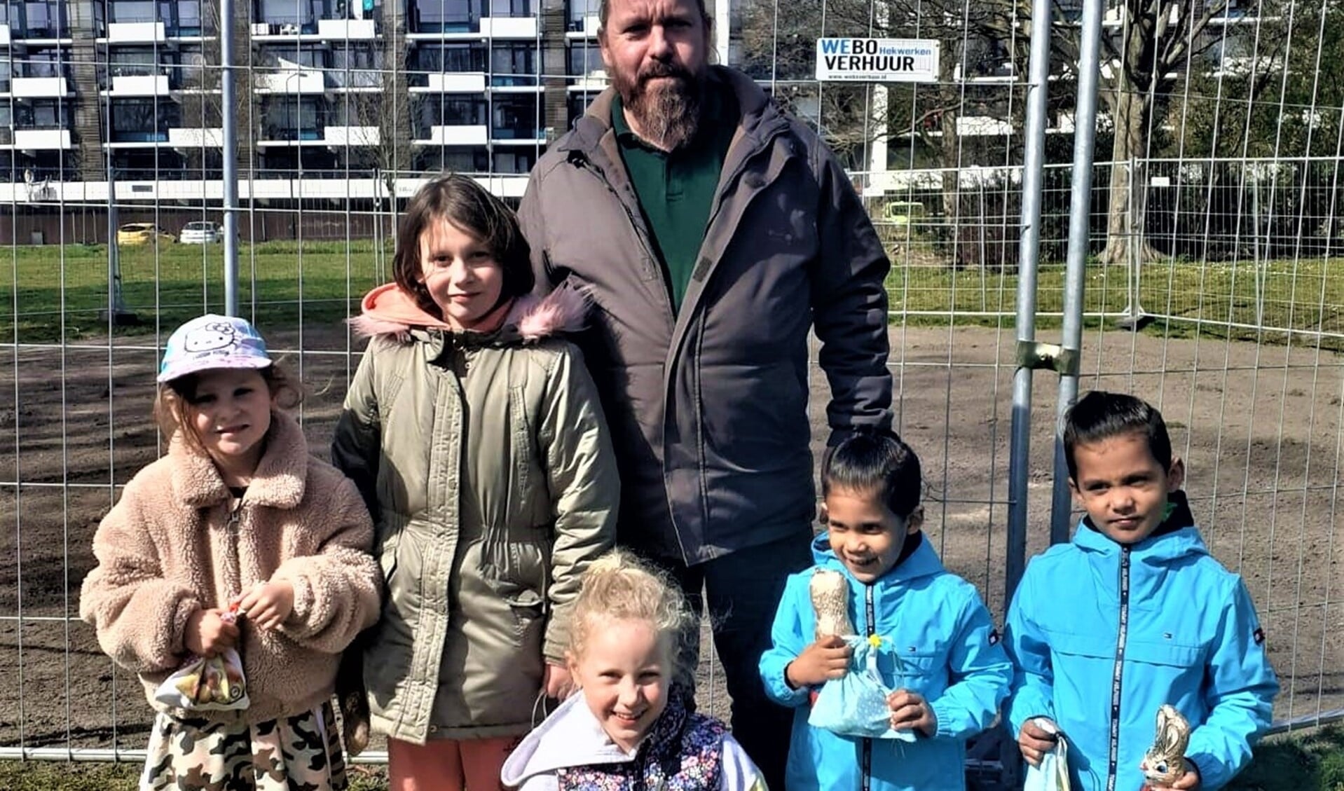 Enkele van de kinderen die paaseieren zochten in De Prinsenhof, met begeleiding (foto: pr).