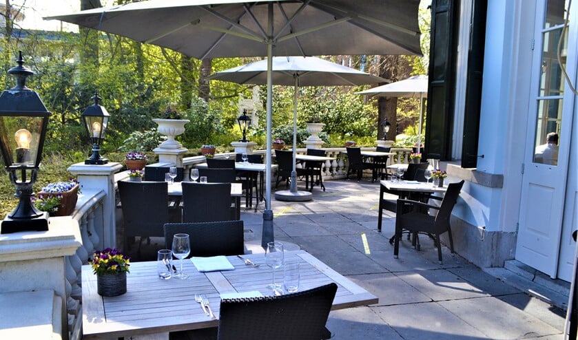 Het terras van Brasserie de Koepel in Park Vreugd en Rust staat schoongepoetst klaar voor de eerste gasten op woensdag 28 april (foto: Inge Koot).