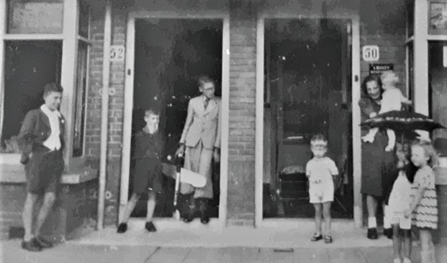 Op de foto staat links, met zijn handen in zijn zakken, Hans Neuhof. Hans Valkenbrug staat in de deuropening met een modelvliegtuig in zijn hand (familiefoto).